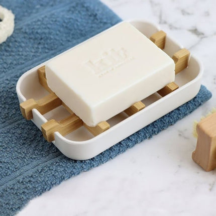 Weiße Seifenschale mit Bambuseinsatz