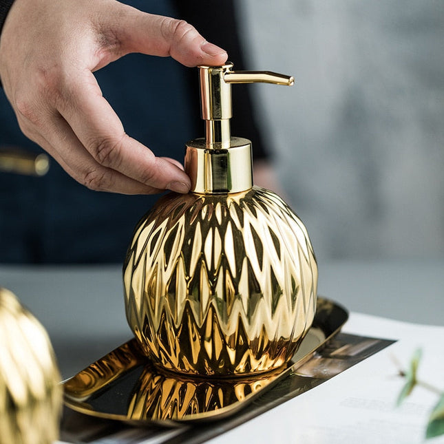 Luxuriöser Seifenspender in Gold-Optik