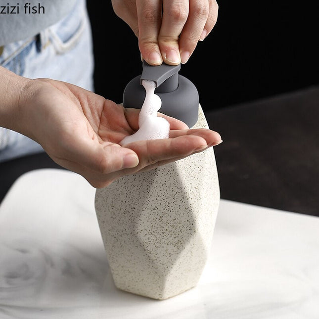 Geometrischer Design Seifenspender aus Keramik
