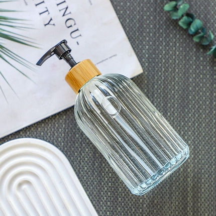 Gestreifter Seifenspender mit Bambuspumpe