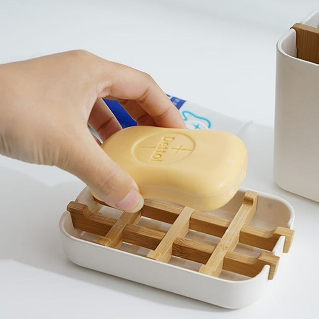 Weiße Seifenschale mit Bambuseinsatz